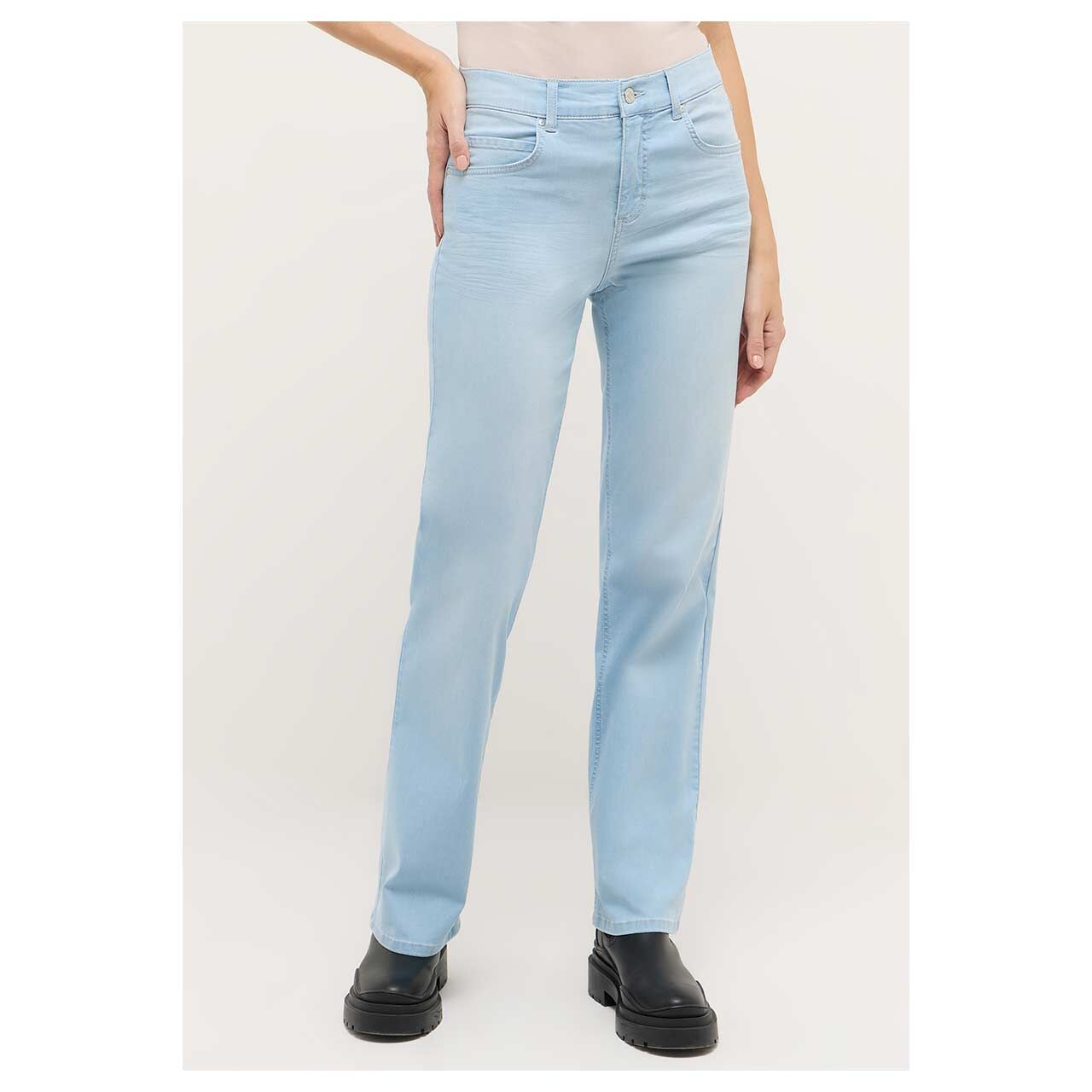 Damenjeans Lara von Angels in Hellblau angewaschen, Vorderansicht am Model