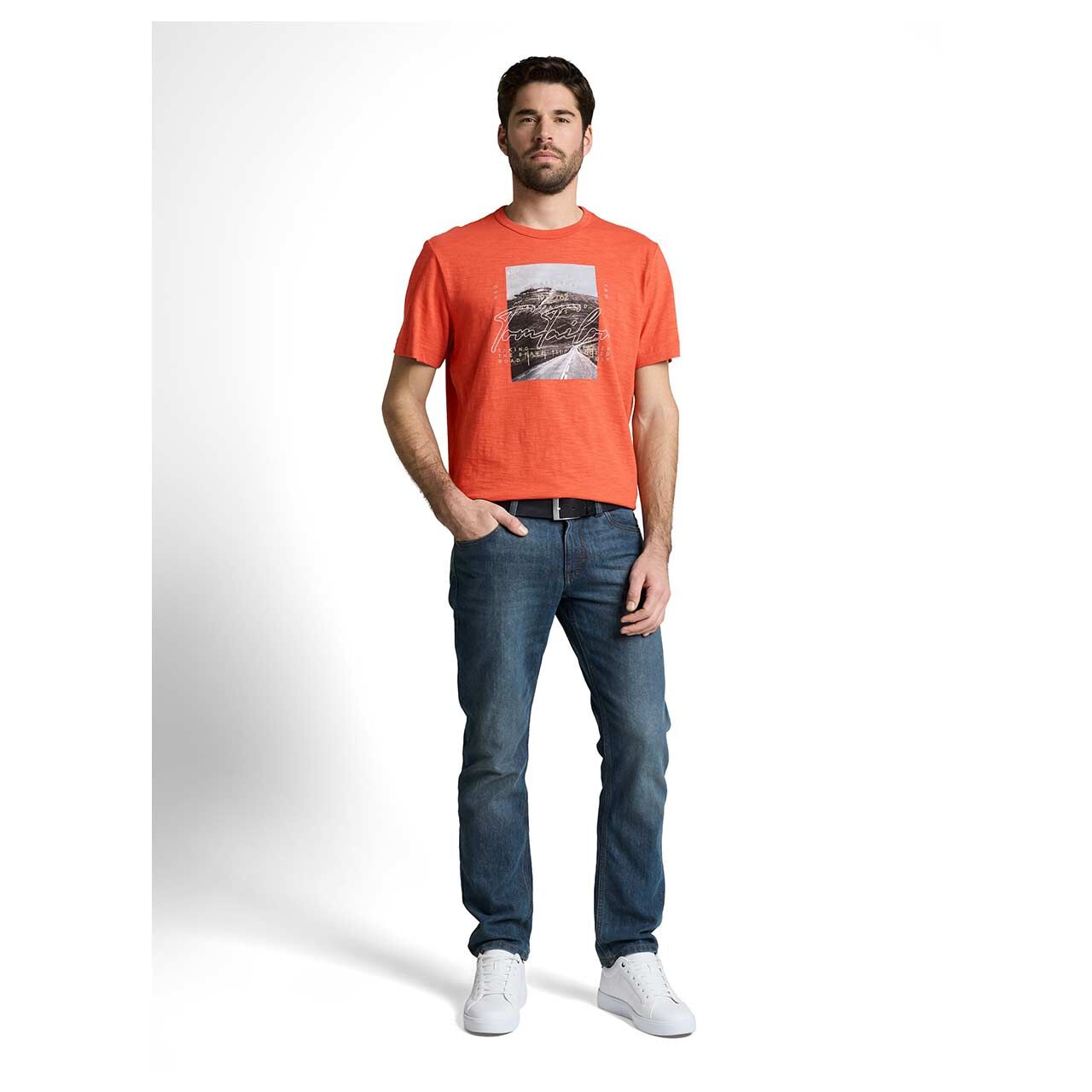 Herren T-Shirt von Tom Tailor in Orange mit Print, Ganzkörperansicht am Model