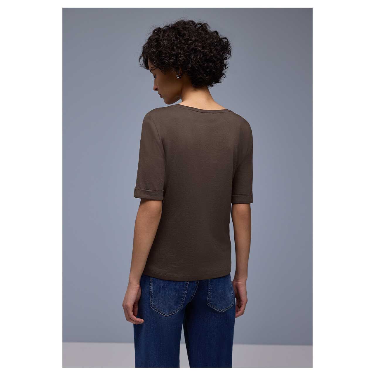 Damen T-Shirt V-Neck Turn-Up Cuff von Street One in Dunkelbraun, Rückansicht am Model