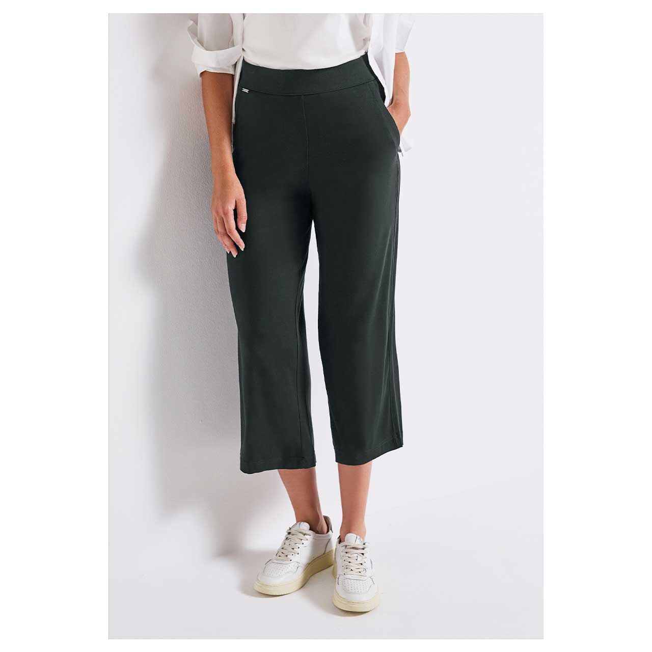 Stretch Damen 7/8 Hose Emee Wide Leg von Street One in Dunkelgrün mit der Farbnummer 16618, Vorderansicht am Modell