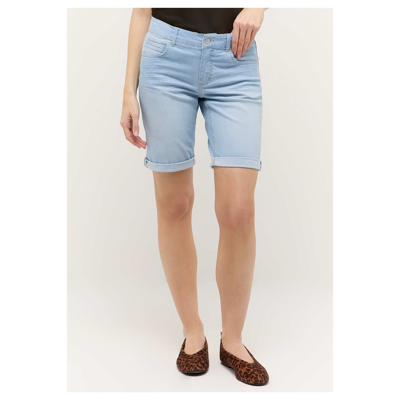 Damen Jeans Bermuda TU von Angels in Hellblau angewaschen, Vorderansicht am Model