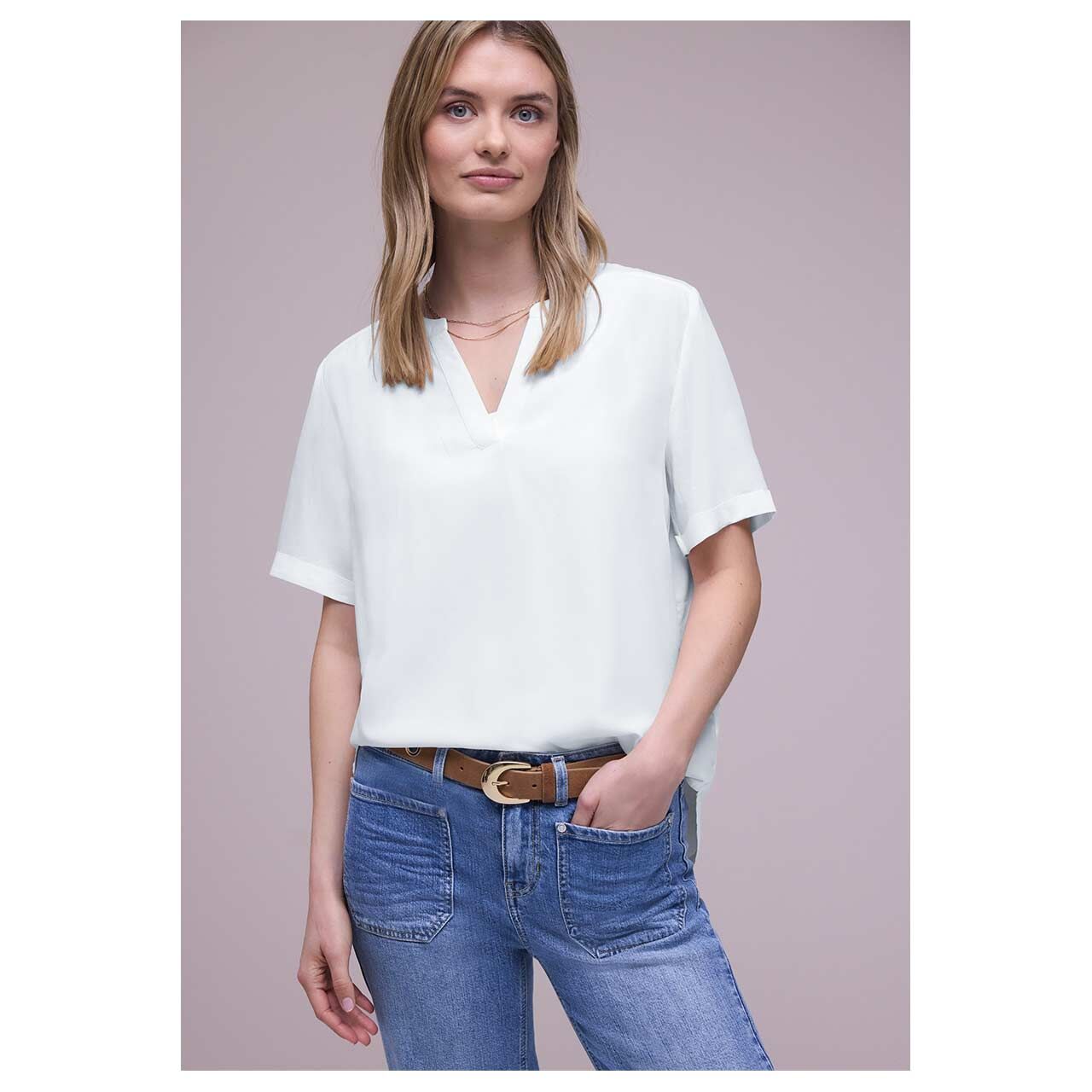 Damen Kurzarm Bluse Splitneck Turn-Up von Street One in Cremeweiß, Vorderansicht am Model