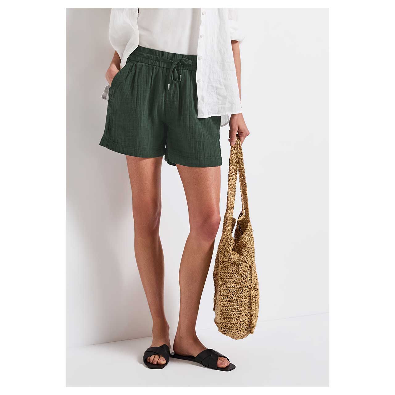 Seitansicht der Damen Musselin Shorts von Street One in Dunkelgrün 