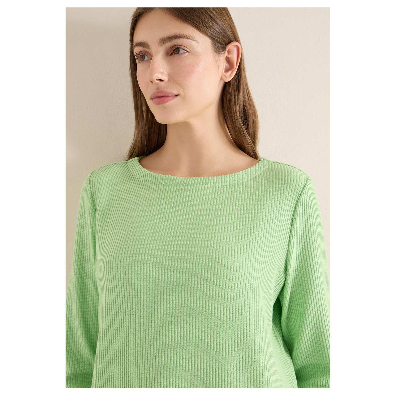 Damen Langarm Shirt Vertical Structure Boatneck von Cecil in Hellgrün gestreift, detaillierte Vorderansicht am Model