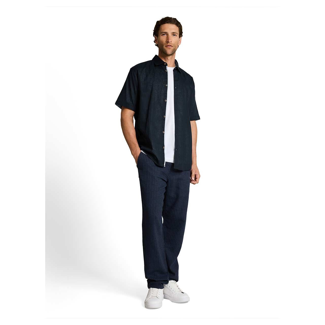 Herren 1/2 Arm Leinen Hemd Cotton Linen von Tom Tailor in Dunkelblau, Ganzkörperansicht am Model