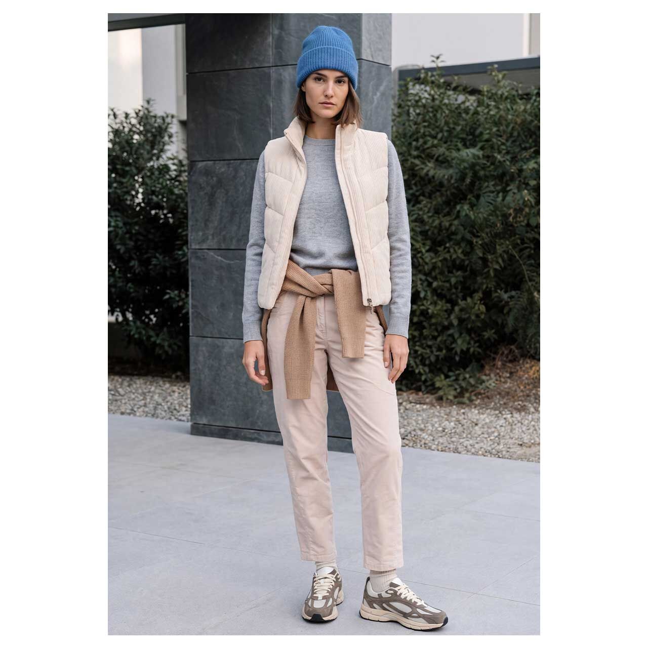 Damen Mütze Solid Knit Cap von Cecil in Hellblau meliert, Ganzkörperansicht am Model