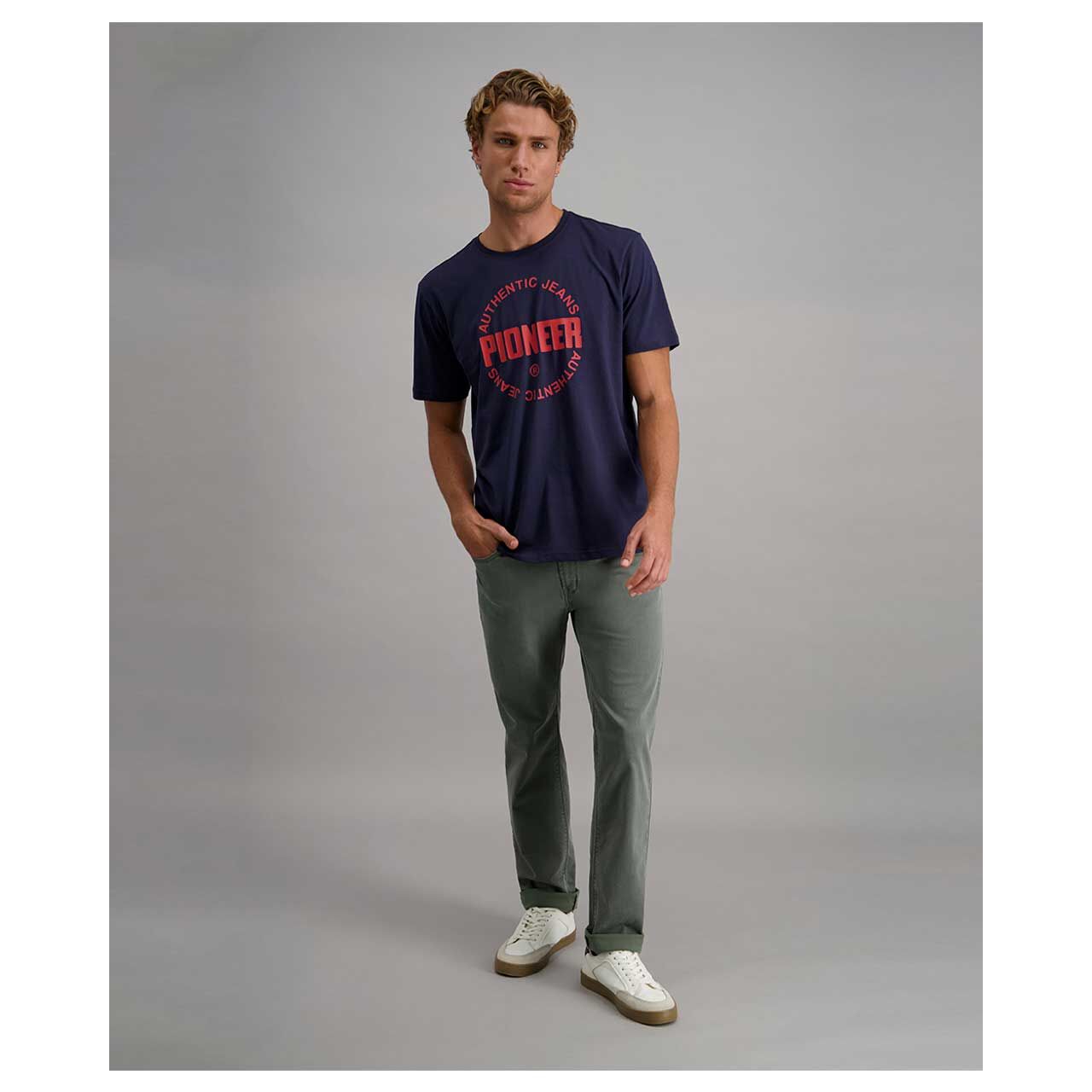 Stretch Herren Baumwollhose Rando Megaflex in Olivgrün von Pioneer, Ganzkörperansicht am Model