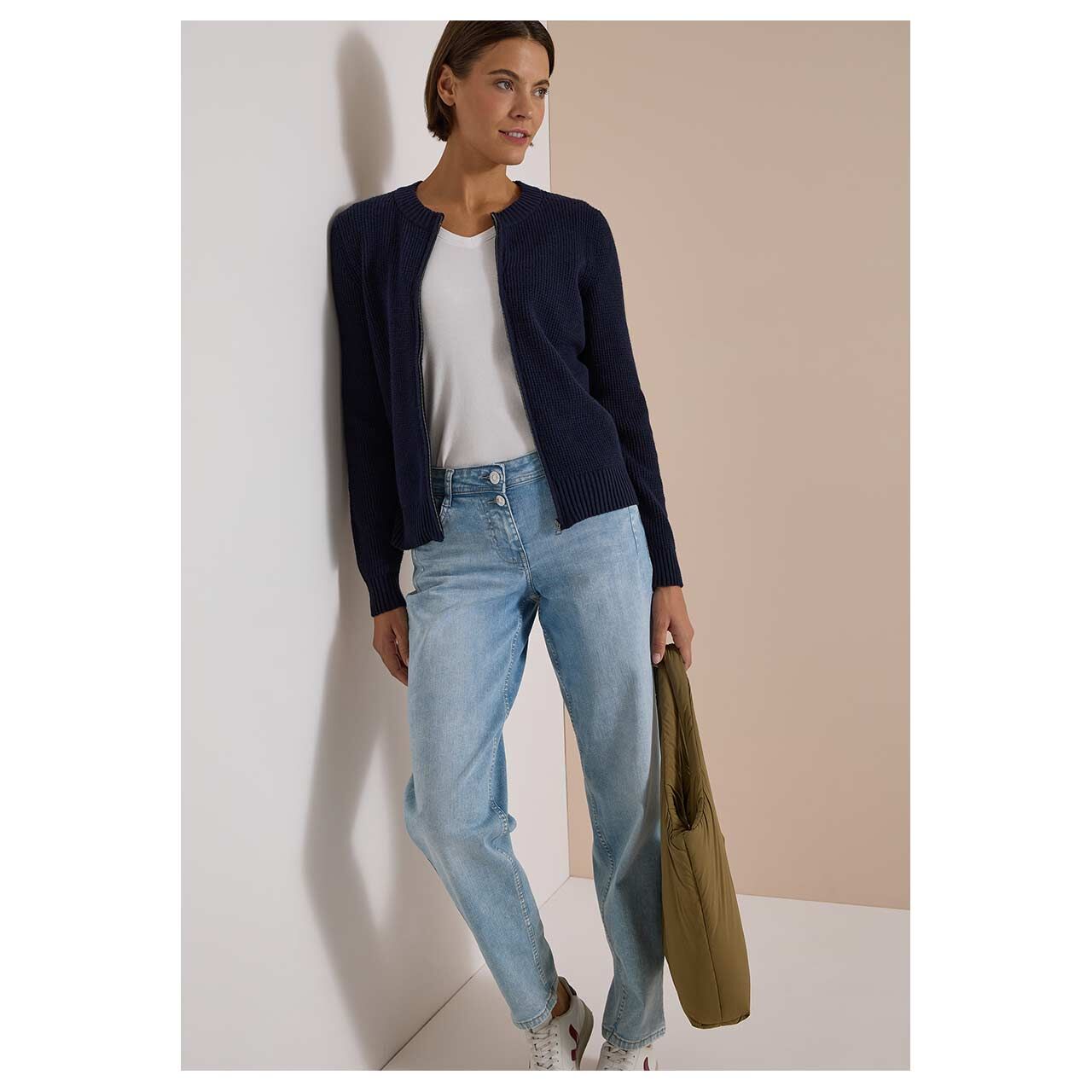 Damen Strickjacke Cosy Zipper Cardigan von Cecil in Dunkelblau, Ganzkörperansicht am Model