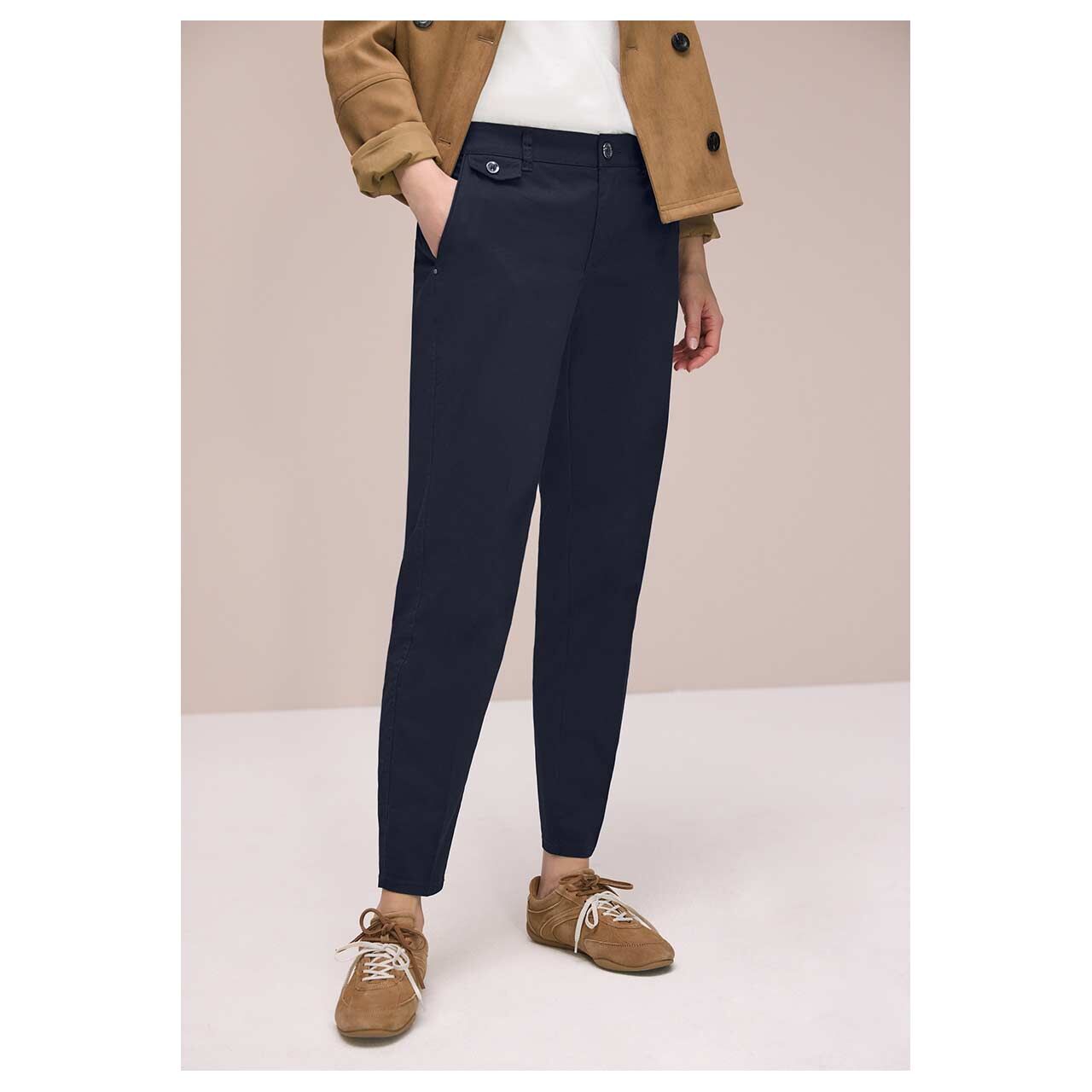 Damen Ankle Chinohose Peach Twill von Street One in Dunkelblau, detaillerte Vorderansicht am Model