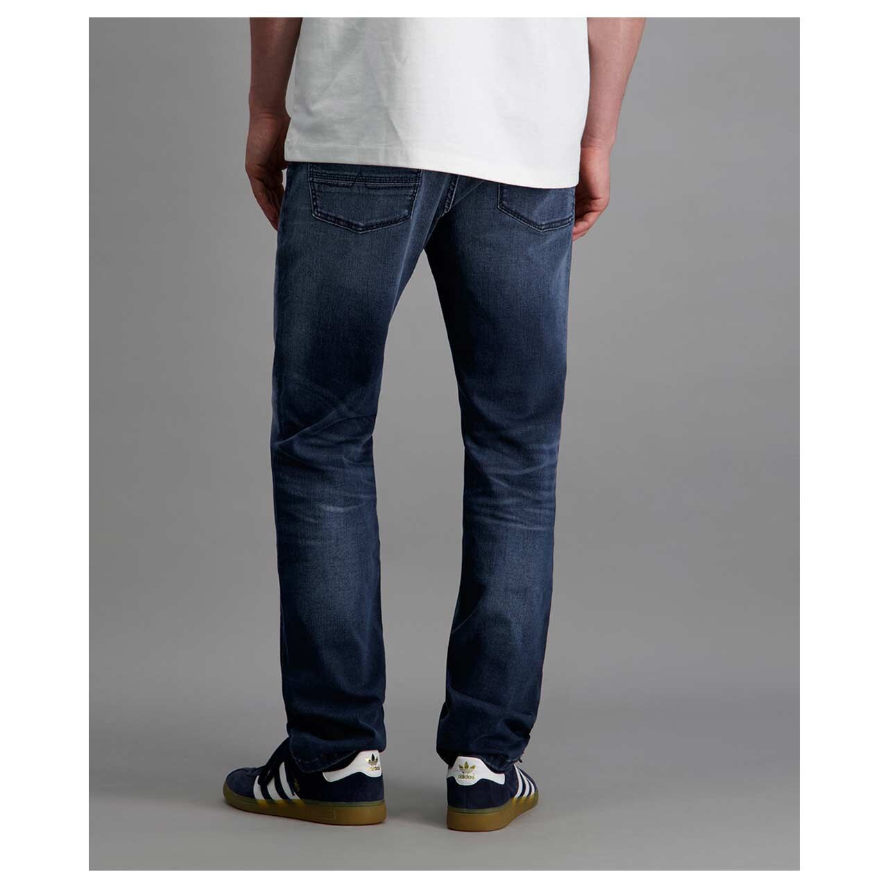 Herren Jeans Rando Megaflex von Pioneer in Dunkelblau angewaschen, Rückansicht am Model