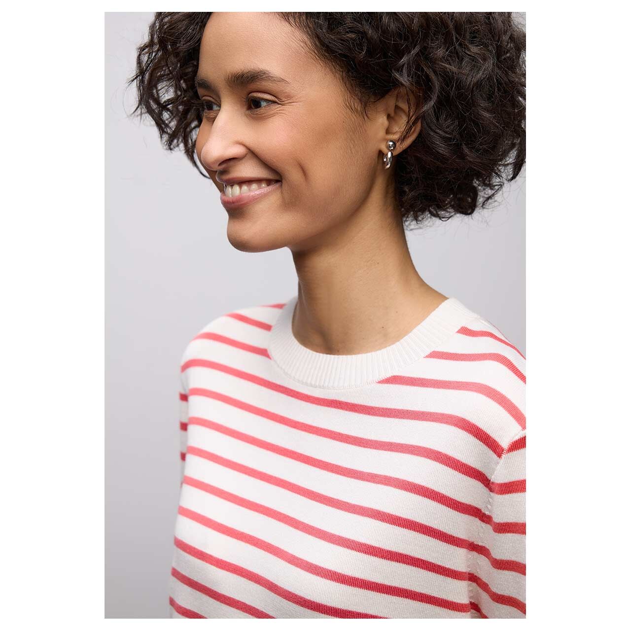 Damen Pullover Basic Sweater Stripes von Street One in Cremeweiß gestreift, detaillierte Vorderansicht am Model