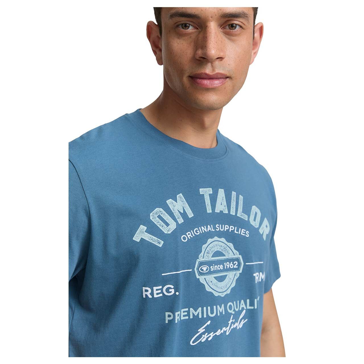 Herren T-Shirt von Tom Tailor in Blau mit Print, detaillierte Vorderansicht mit Model