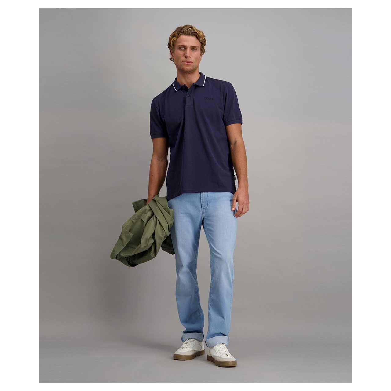 Stretch Herrenjeans Rando Megaflex in Hellblau angewaschen von Pioneer, Vorderansicht am Model mit Jacke in der Hand