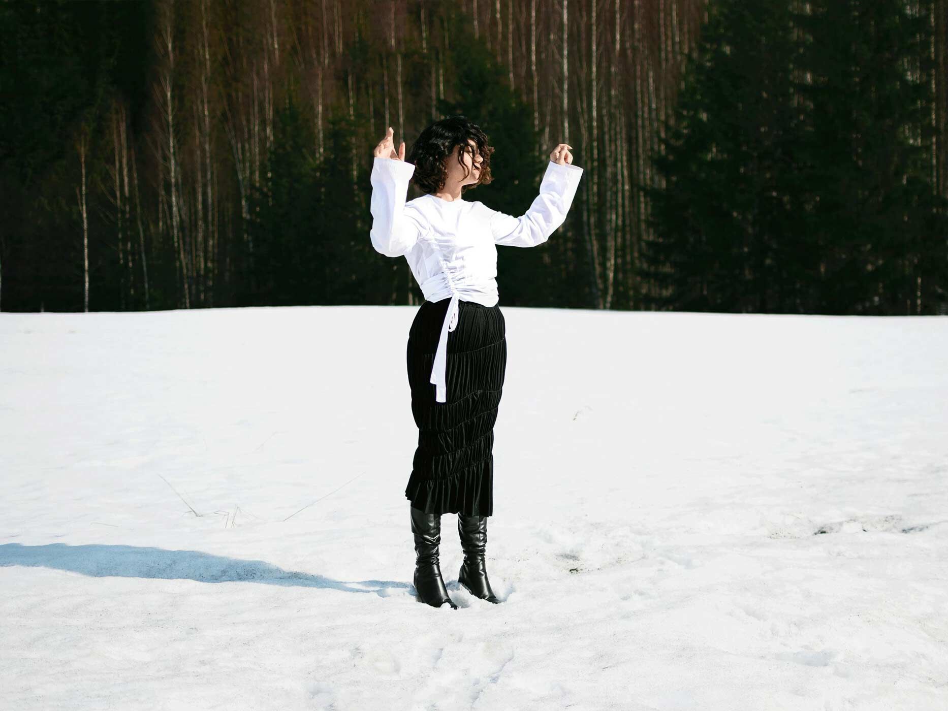 Frau im Schnee in einem warmen Maxirock 