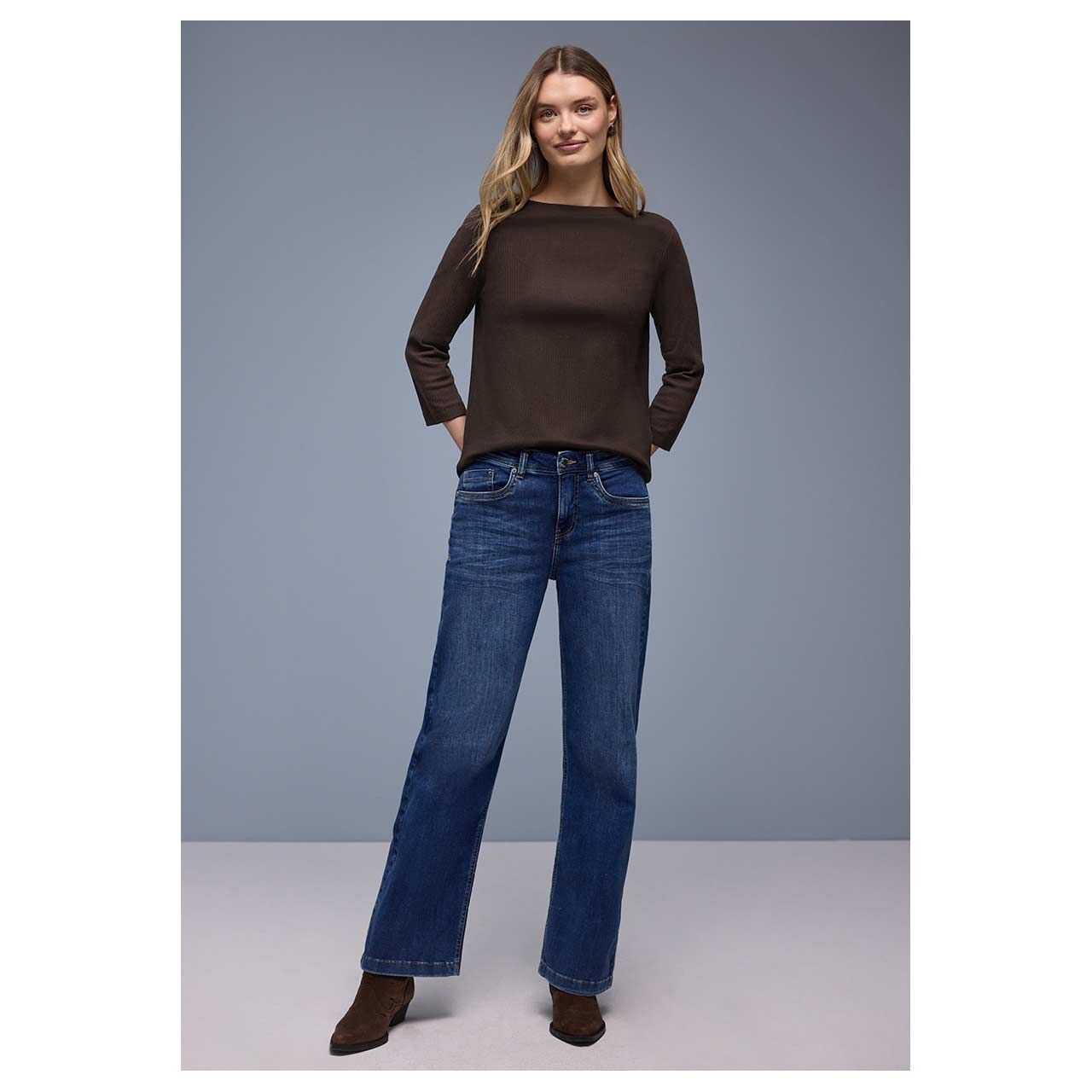 Damen 3/4 Arm Shirt Rib Structure U-Boat von Street One in Dunkelbraun, Ganzkörperansicht Model