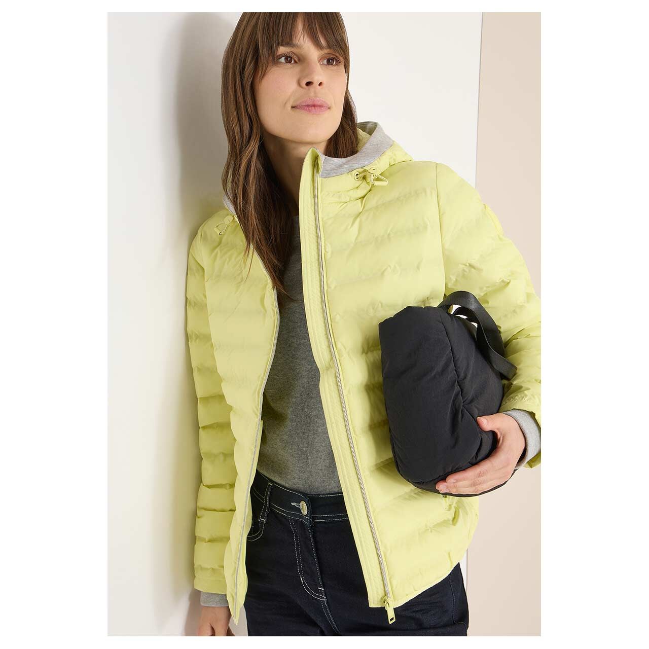 Damen Jacke Sportive Welded Jacket von Cecil in Gelb, Vorderansicht am Model