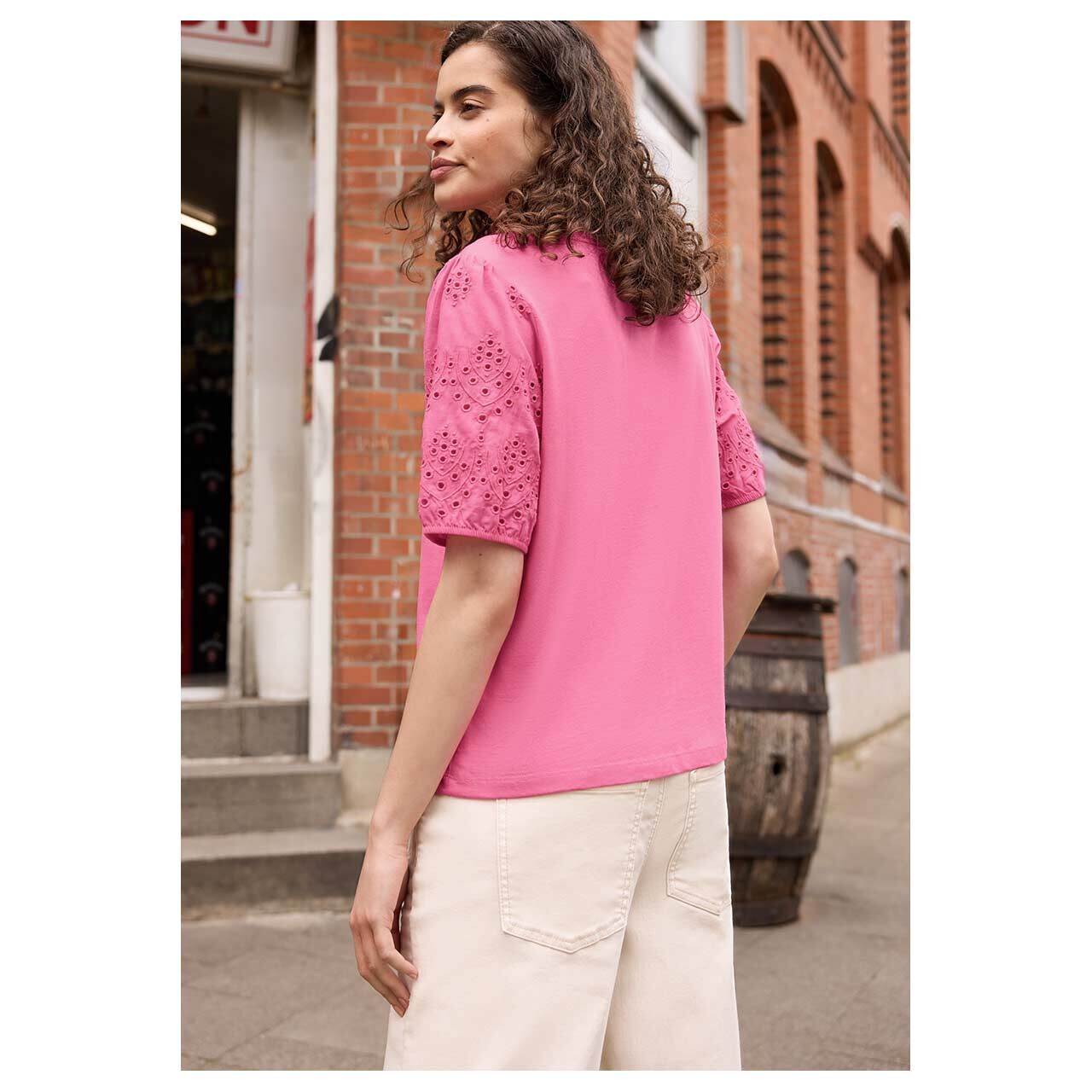 Damen T-Shirt Embroidered Woven Puff Sleeves von Street One Studio in Pink, Rückansicht am Model