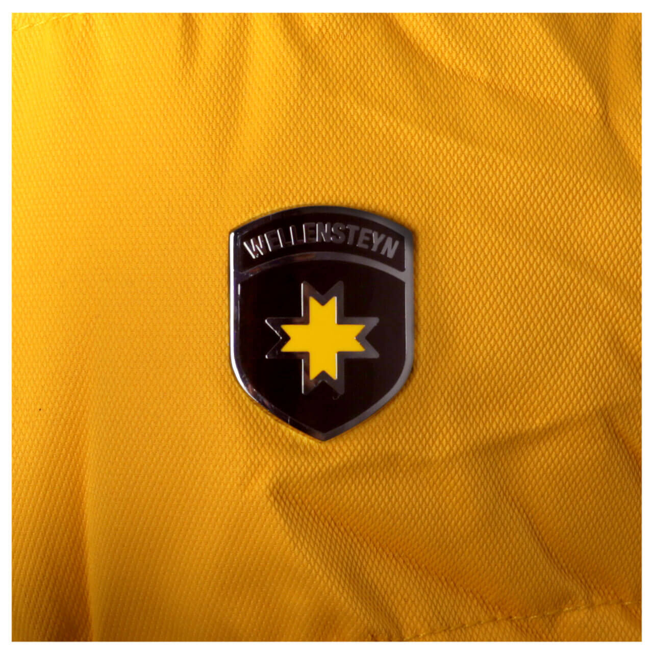 wellensteyn-jacke-starstream-stad-640-yellow-saffron-detail Herren Jacke Starstream von Wellensteyn in Gelb, Logo