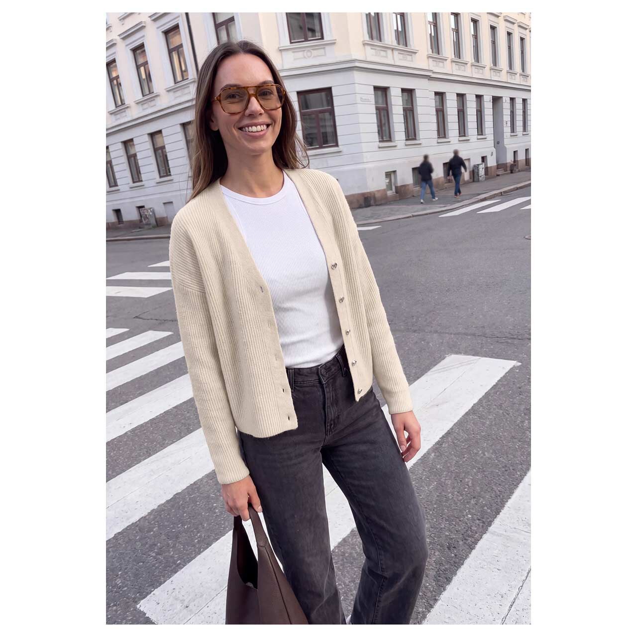 Damen Strickjacke V-Neck Cardigan von Street One Studio in Beige meliert, detaillierte Vorderansicht am Model