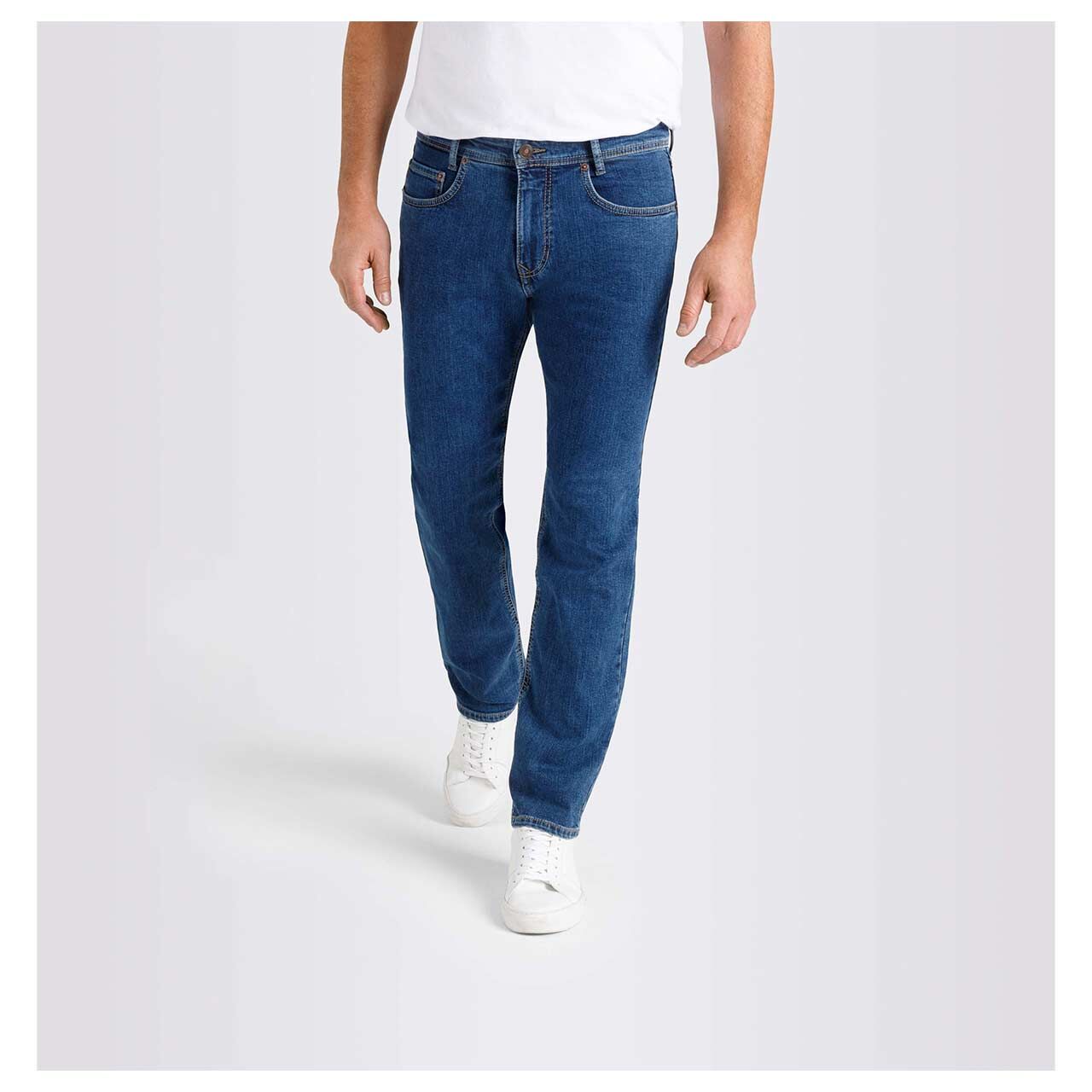 Stretch Herrenjeans Arne von MAC in Mittelblau angewaschen, Vorderansicht am Modell