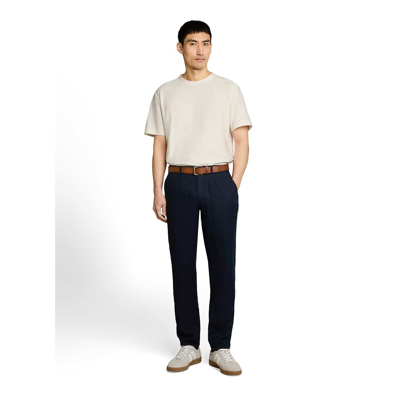 Herren T-Shirt von Tom Tailor in Cremeweiß, Ganzkörperansicht am Model