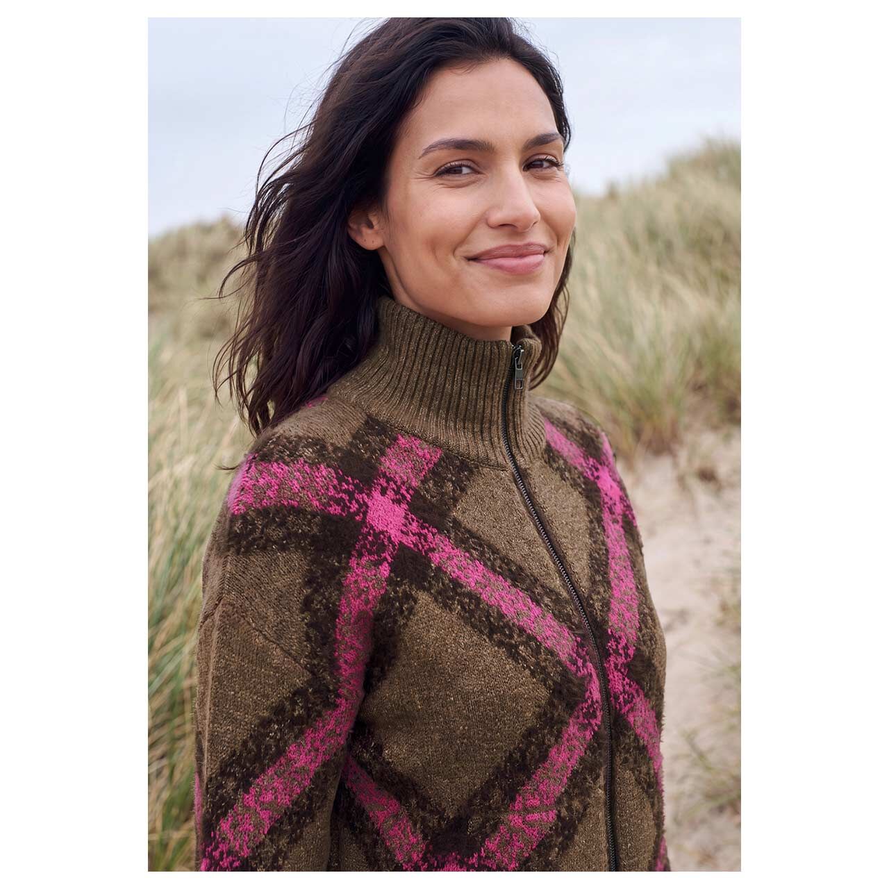 Damen Strickjacke Cosy Featheryarn Cardigan von Cecil in Braun kariert, Rückansicht am Model