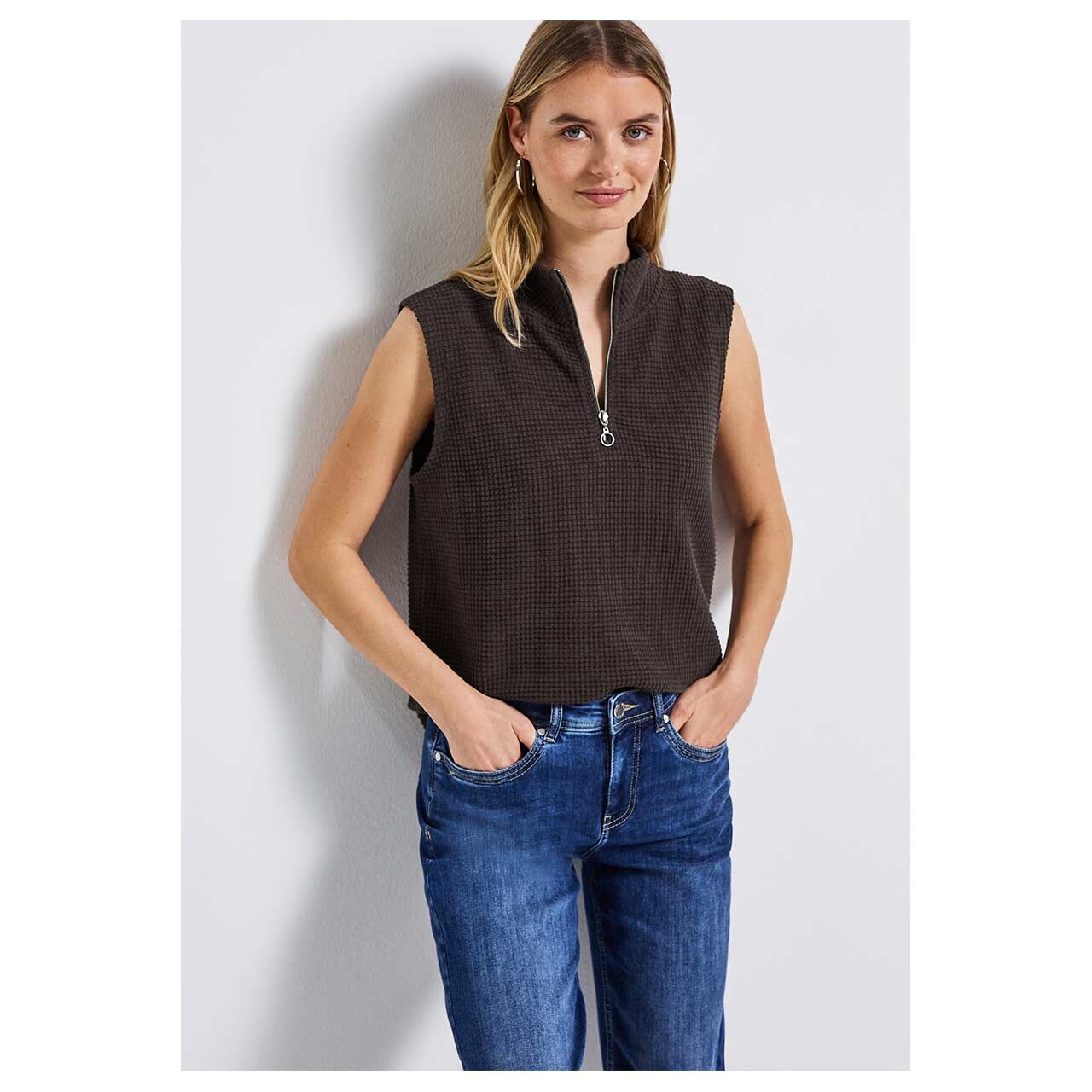 Damen Top Turtle Neck Zipper von Street One in Dunkelbraun, Vorderansicht am Model