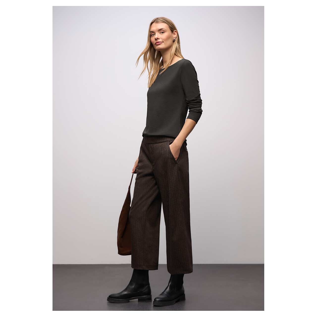 Damen Langarm Shirt Lanea von Street One in Dunkelbraun, Ganzkörperansicht am Model