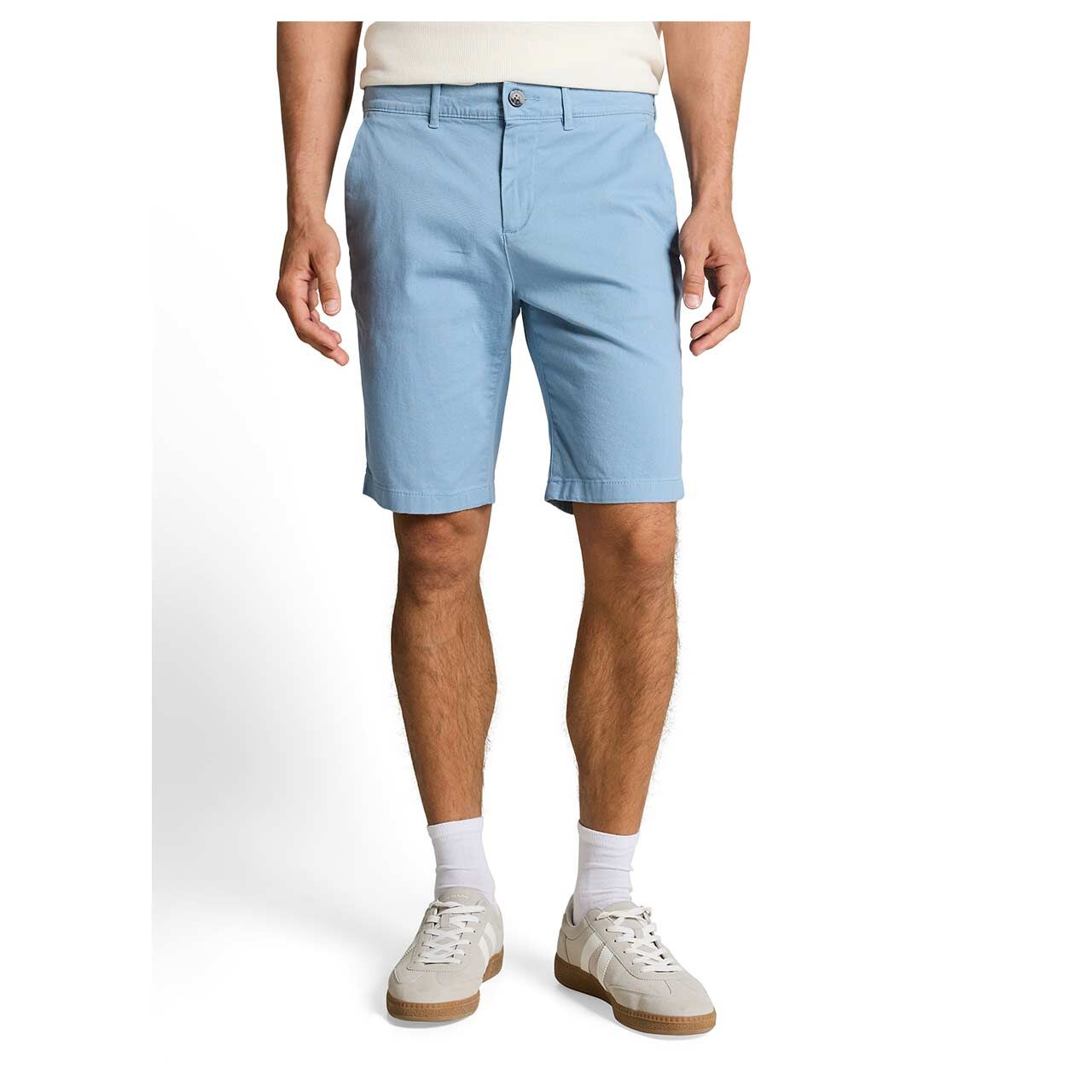 Herren Chino Baumwoll Bermuda von Tom Tailor in Hellblau, Vorderansicht am Model