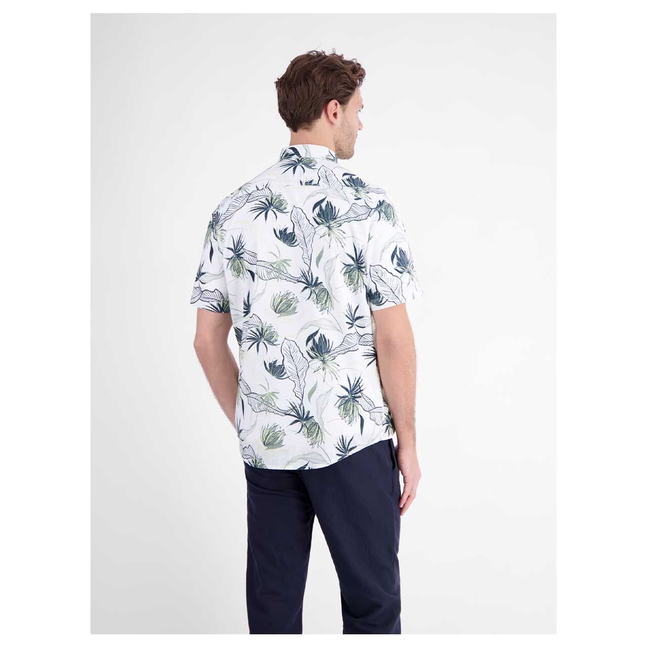 Herren 1/2 Arm Hemd von Lerros in Weiß mit Print, Rückansicht am Model