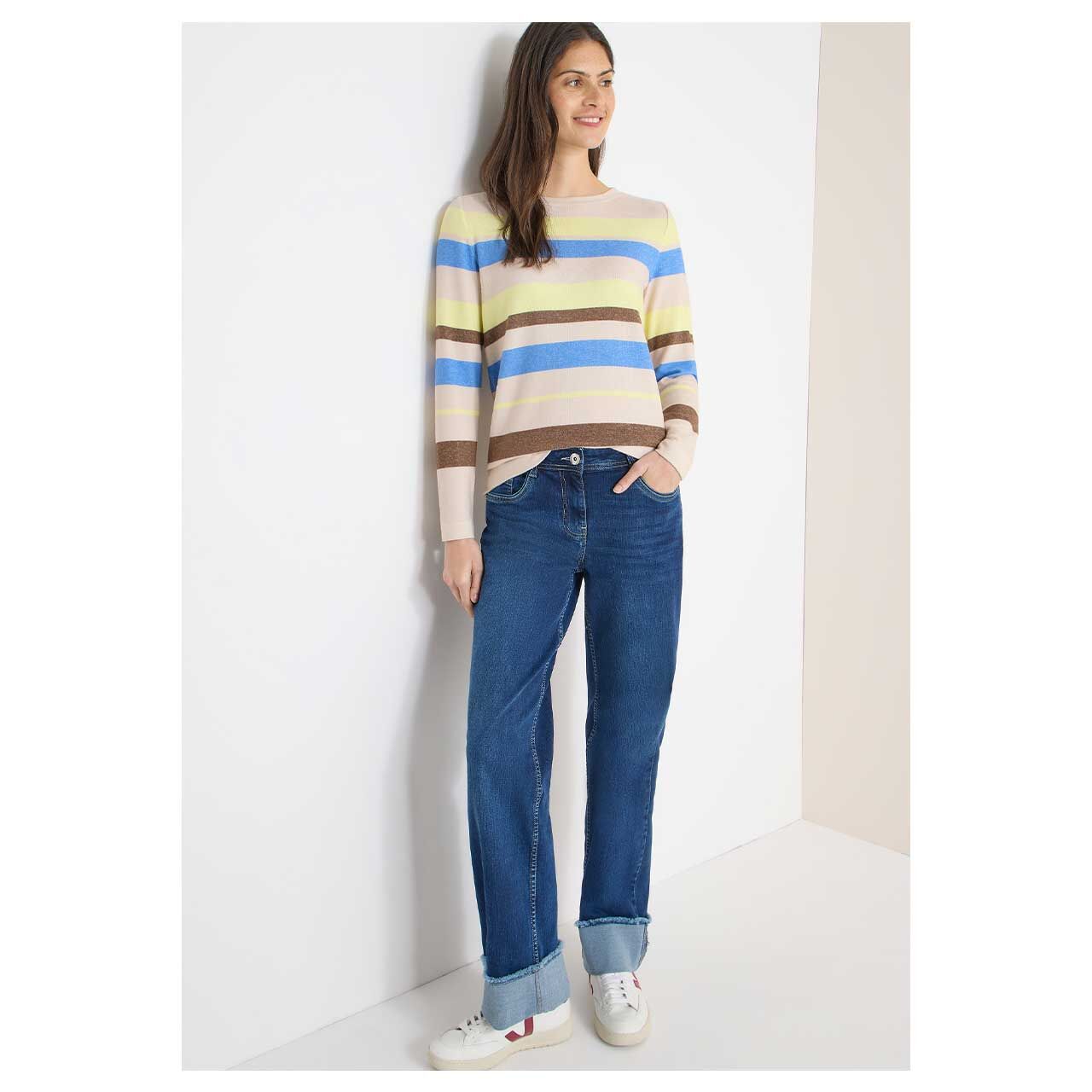 Damen Langarm Shirt Cosy Multistripe Boatneck von Cecil in Beige gestreift, Ganzkörperansicht am Model