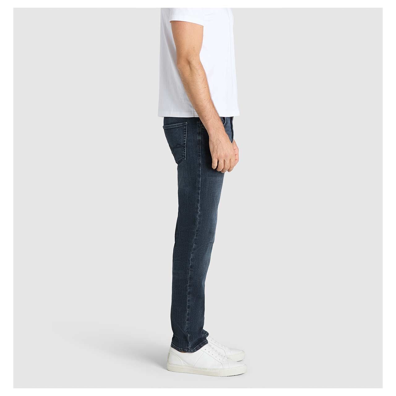 Stretch Herrenjeans Arne von MAC in Dunkelblau angewaschen, Seitenansicht am Model