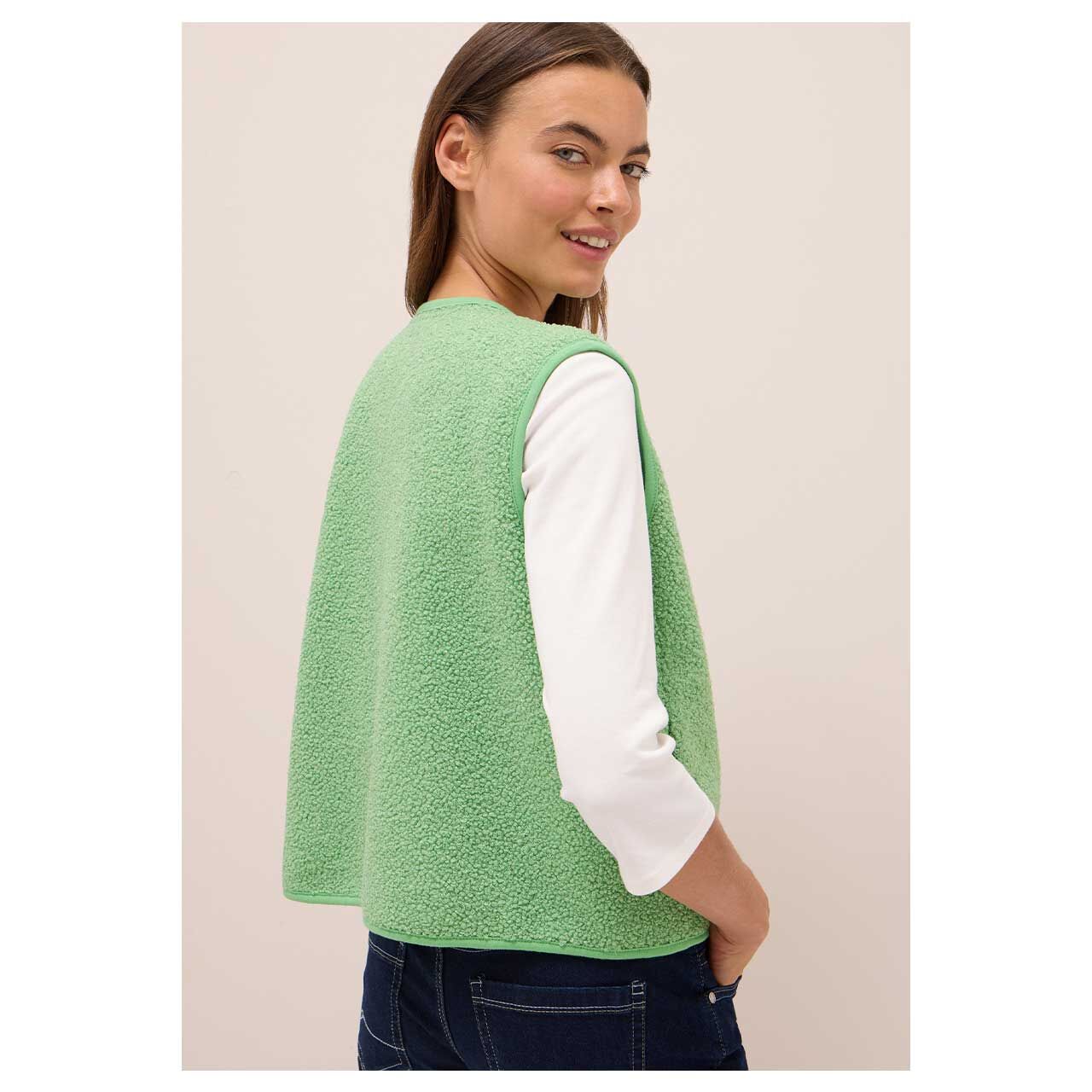 Damen Weste Curly Fake Wool Vest von Cecil in Grün, Rückansicht am Model