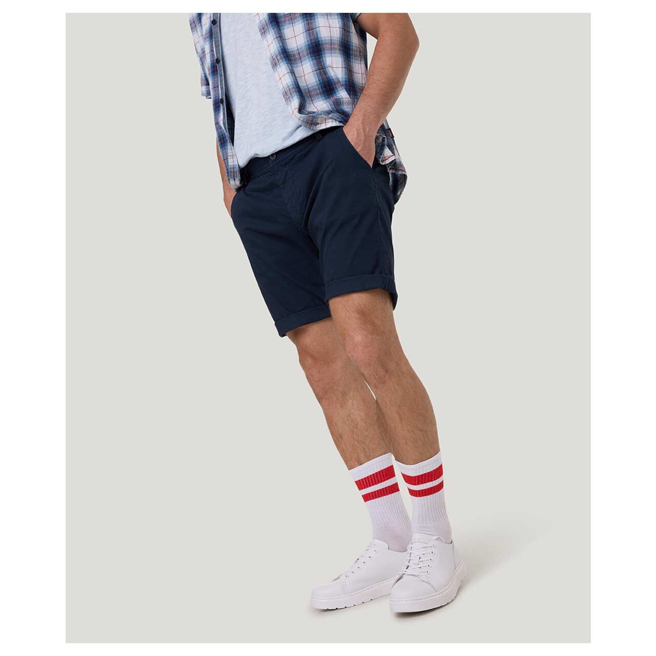 Stretch Herren Chino Baumwoll Bermuda Lenny in Dunkelblau von Pioneer, Seitenansicht am Model