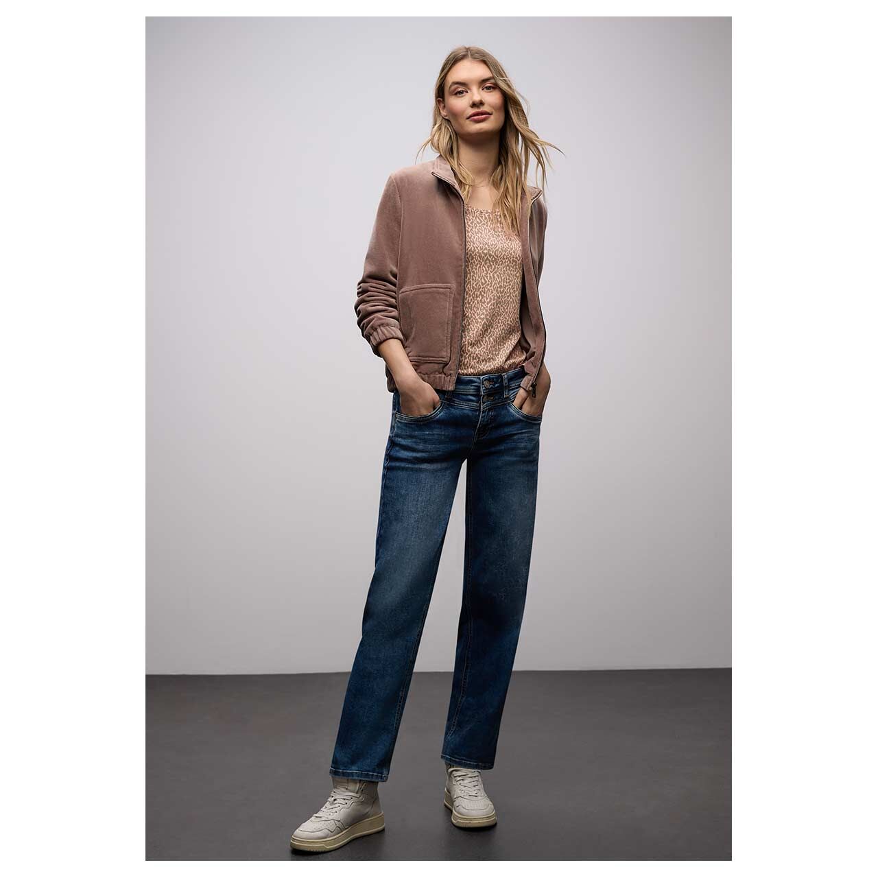 Damen T-Shirt Printed Rounded V-Neck von Street One in Orange-Rosa mit Print, Ganzkörperansicht am Model