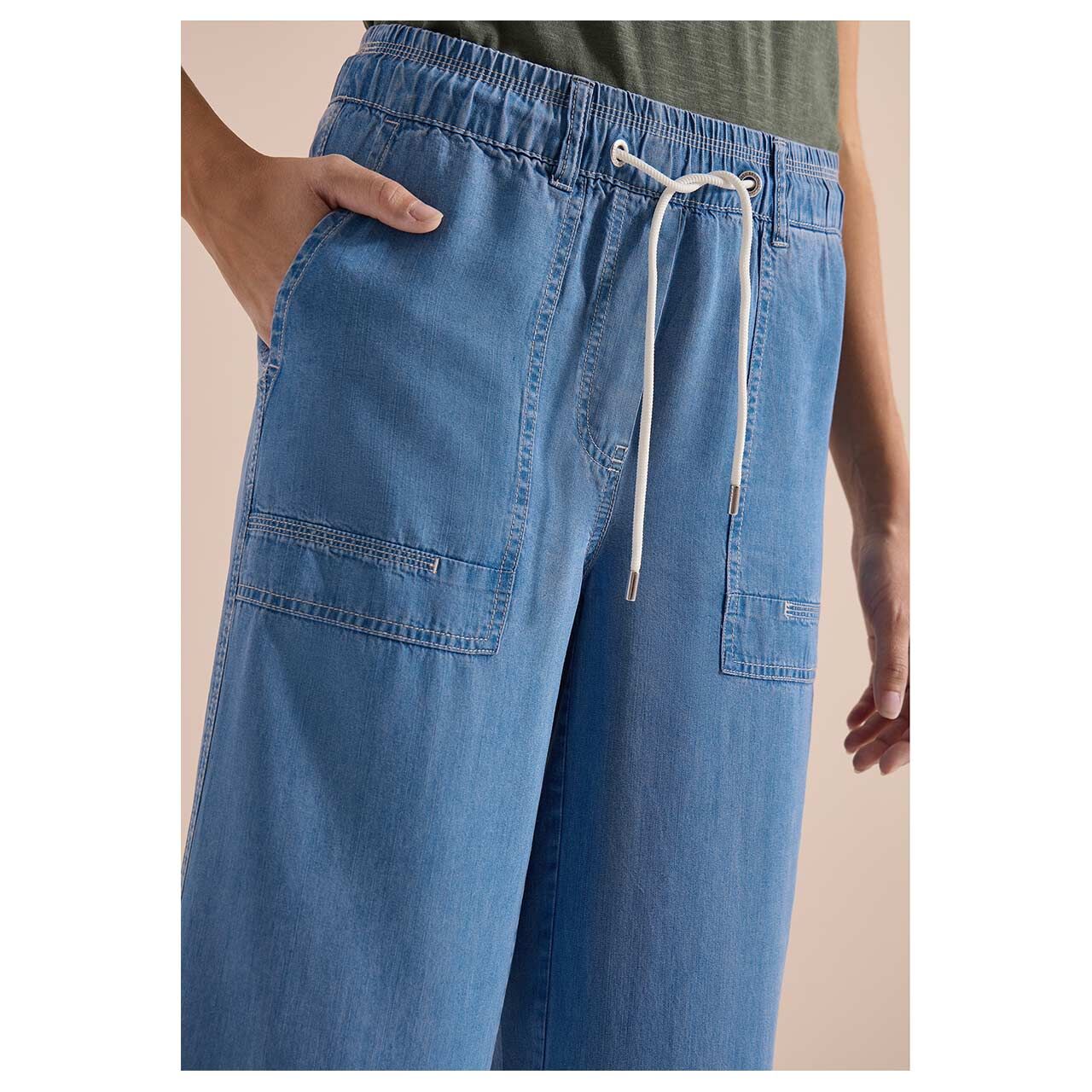 Neele Wideleg 7/8 Jeans von Cecil in Blau angewaschen, detaillierte Vorderansicht am Model