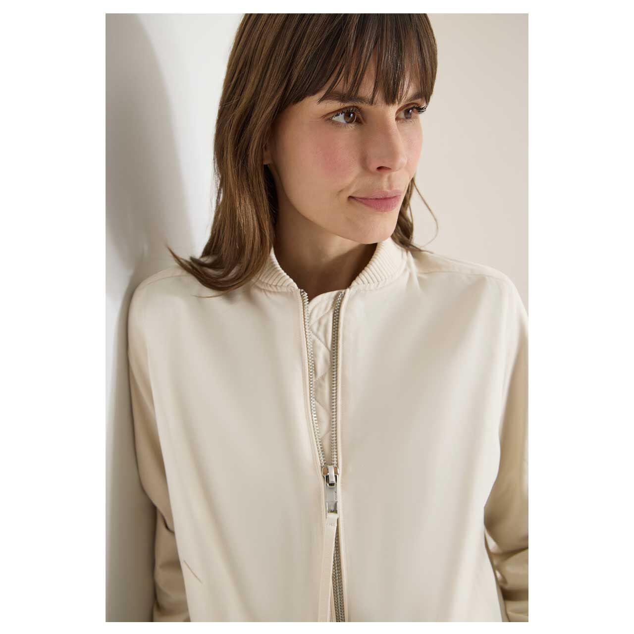 Damen Jacke Light Blouson von Cecil in Hellbeige, detailierte Vorderansicht am Model