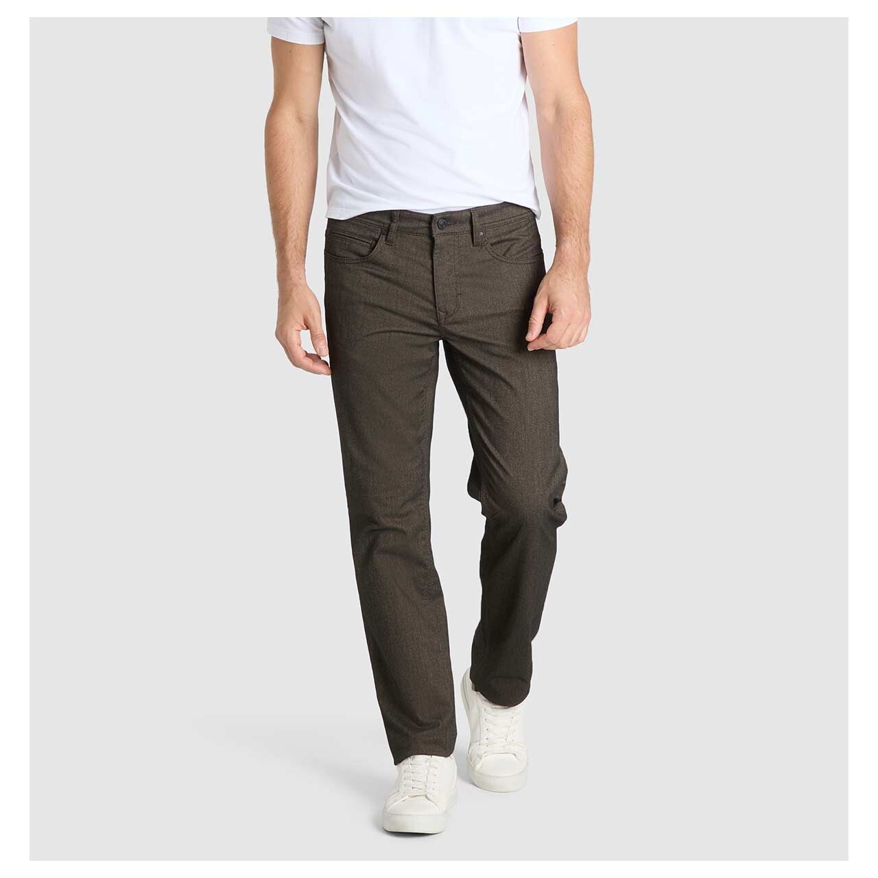Herren Hose Arne von MAC in Dunkelbraun mit Print, Vorderansicht am Model