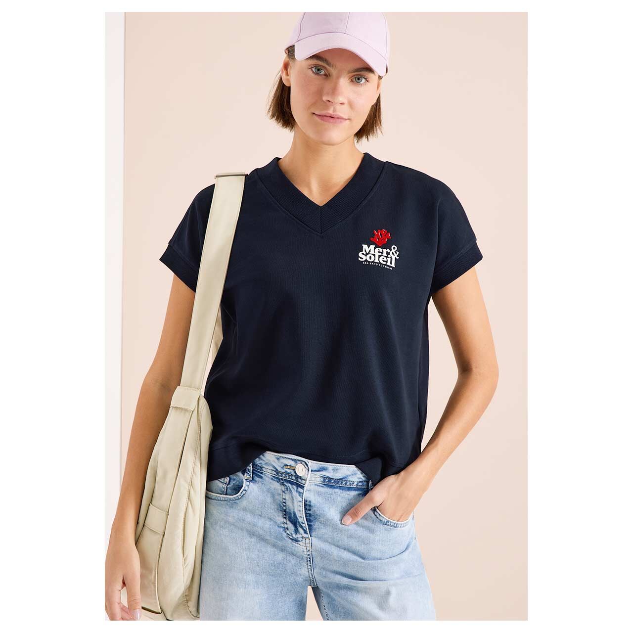 Damen Kurzarm Sweatshirt V-Neck von Cecil in Dunkelblau mit Print, Vorderansicht am Model