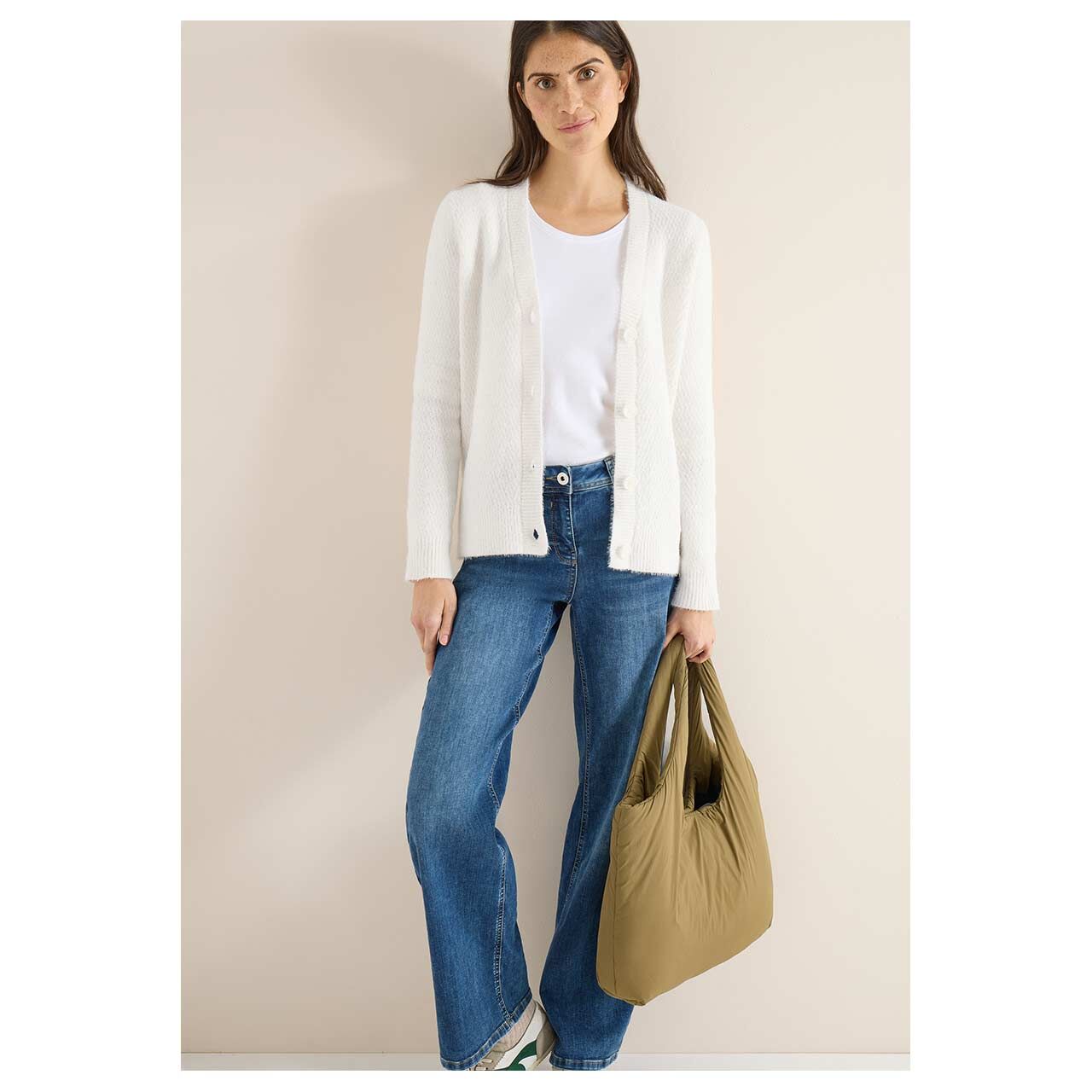 Damen Strickjacke Featheryarn Cardigan von Cecil in Cremeweiß, detaillierte Vorderansicht am Model