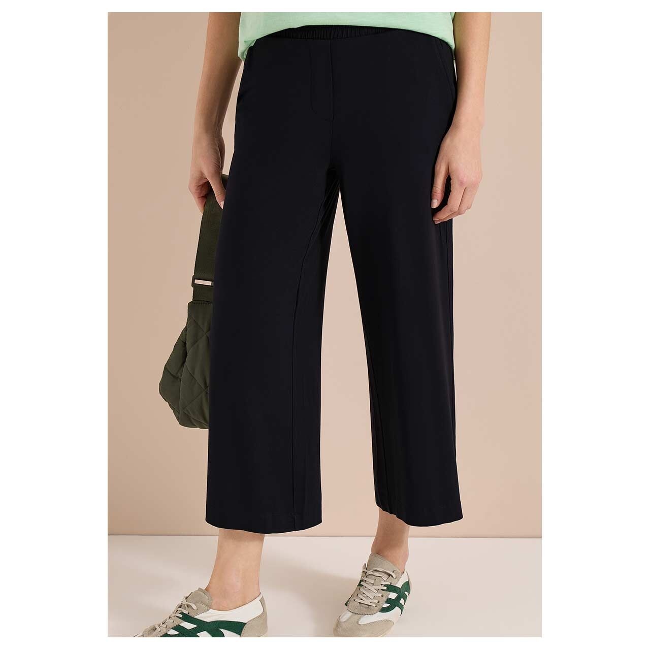 Damen 3/4 Hose Neele Basic Jersey von Cecil in Schwarz, Vorderansicht am Model