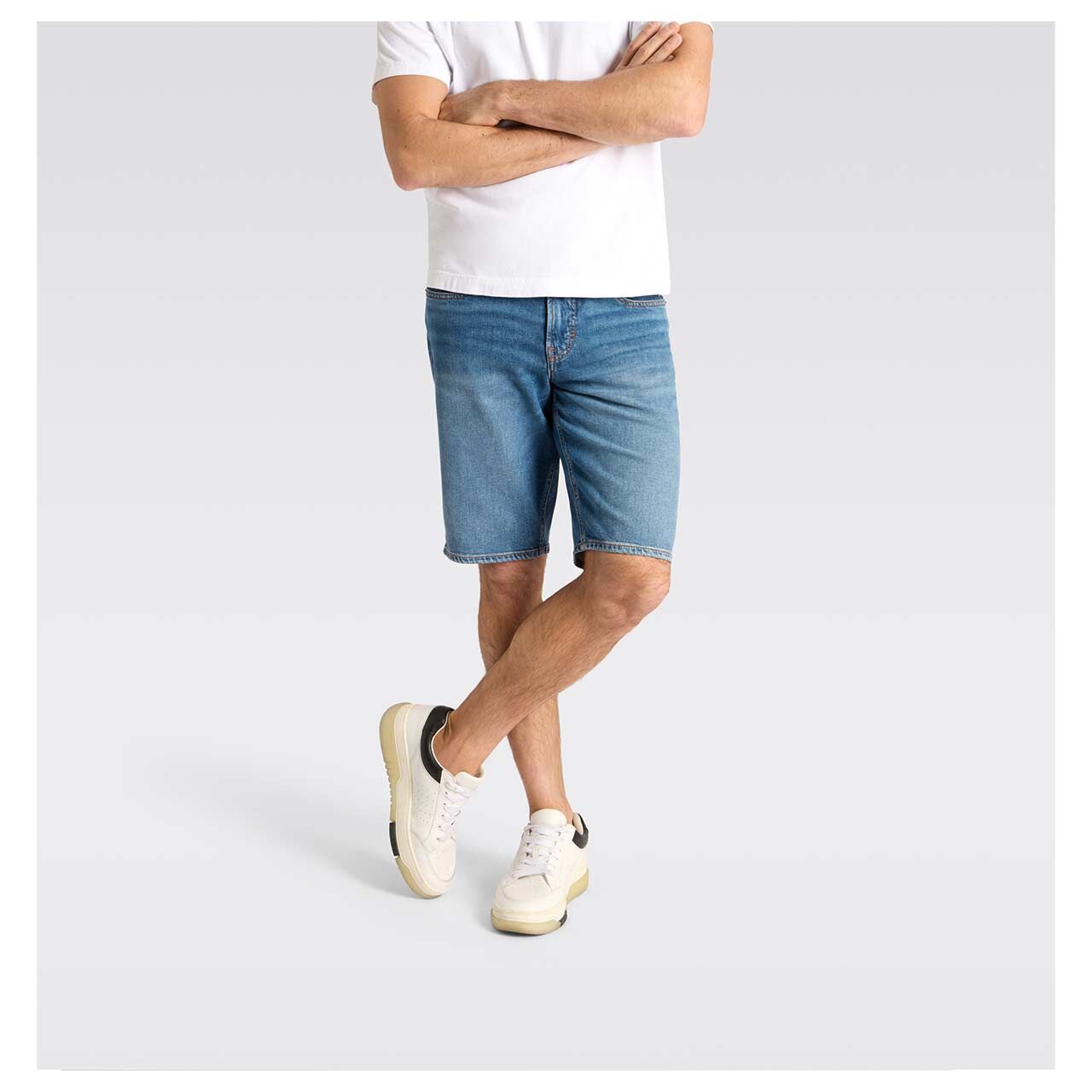 Herren Jeans Bermuda Rick von MAC in Blau angewaschen, Vorderansicht am Model mit gekreuzten Beinen