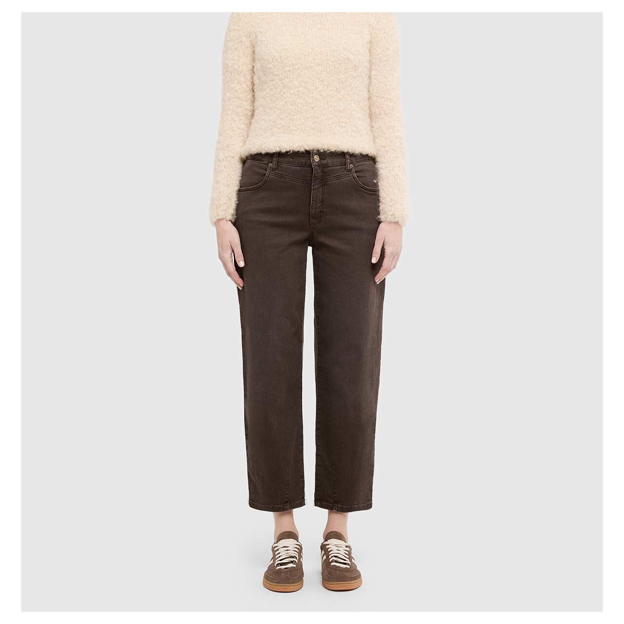 Damen 7/8 Jeans Bobbie von MAC in Dunkelbraun verwaschen, Vorderansicht am Model