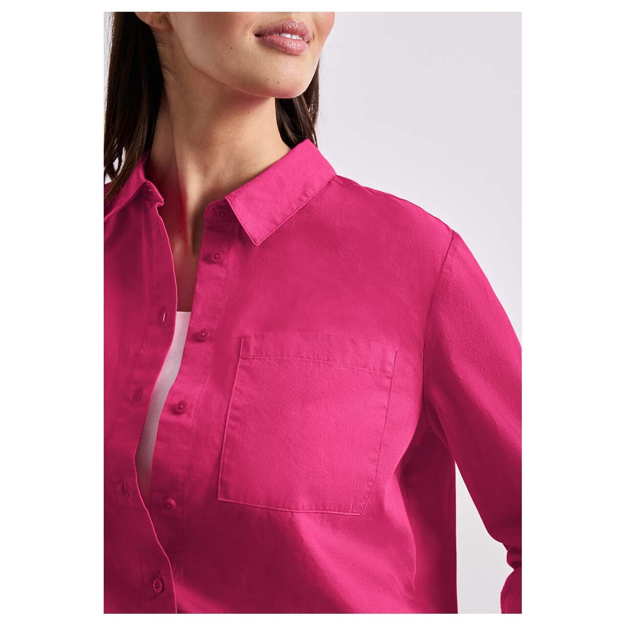 Damen Langarm Bluse Cotton Shirtcollar von Street One in Pink, detaillierte Vorderansicht am Model