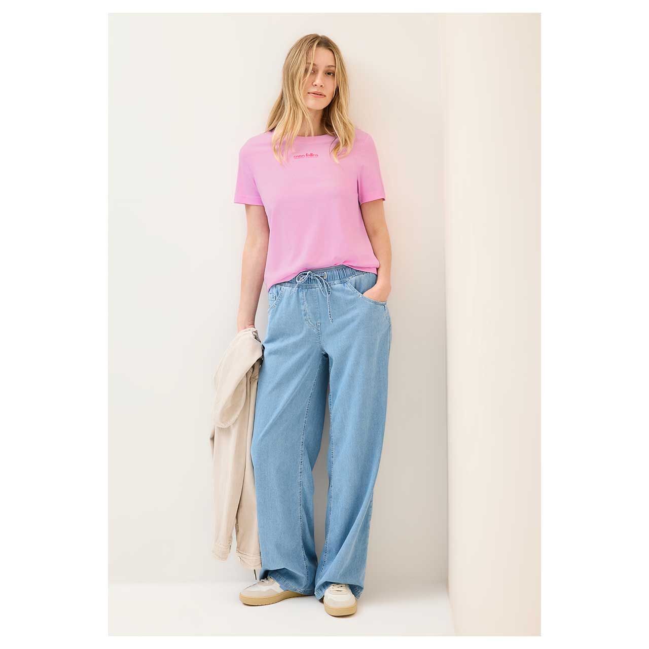 Damen T-Shirt Chest Wording von Cecil in Rosa, Ganzkörperansicht Outfit Modell