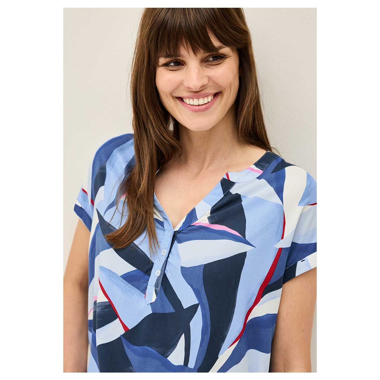Kurzarm Bluse Multicolor Print von Cecil in Dunkelblau mit Print, Oberkörper am Modell