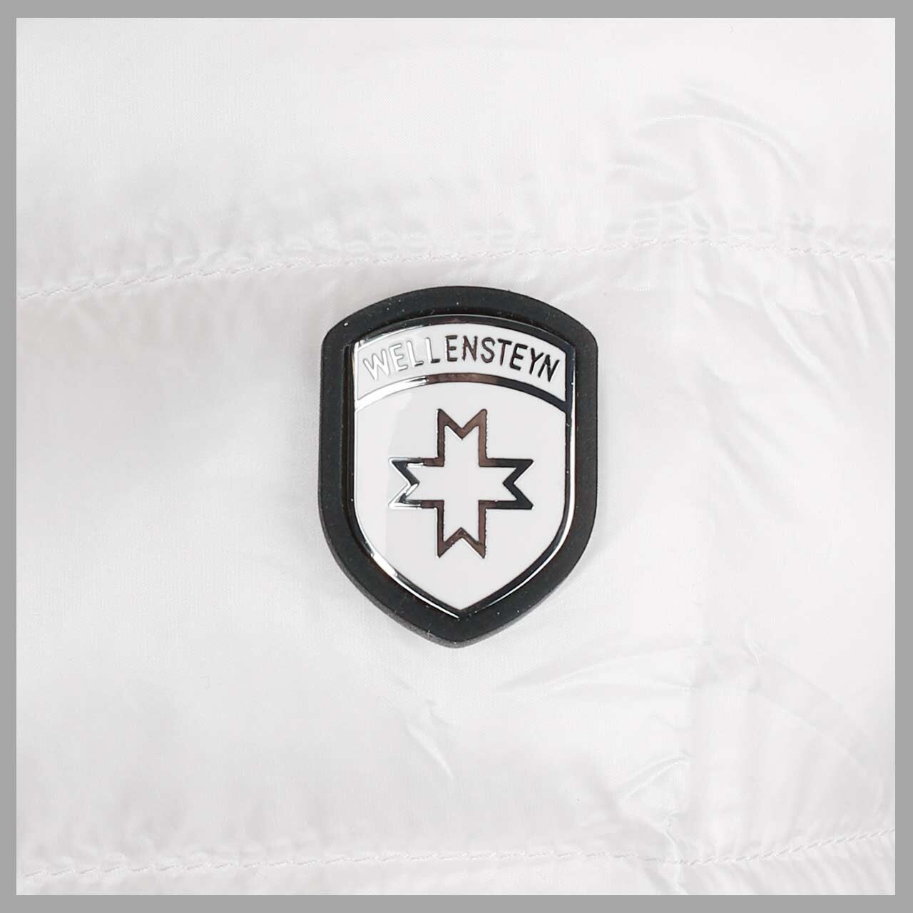 Damen Jacke Italy Hood von Wellensteyn in Perlmuttweiß, Detailansicht vom Logo