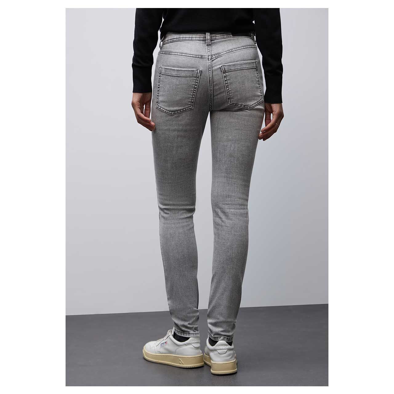 Damenjeans York von Street One in Grau verwaschen, Rückansicht am Model