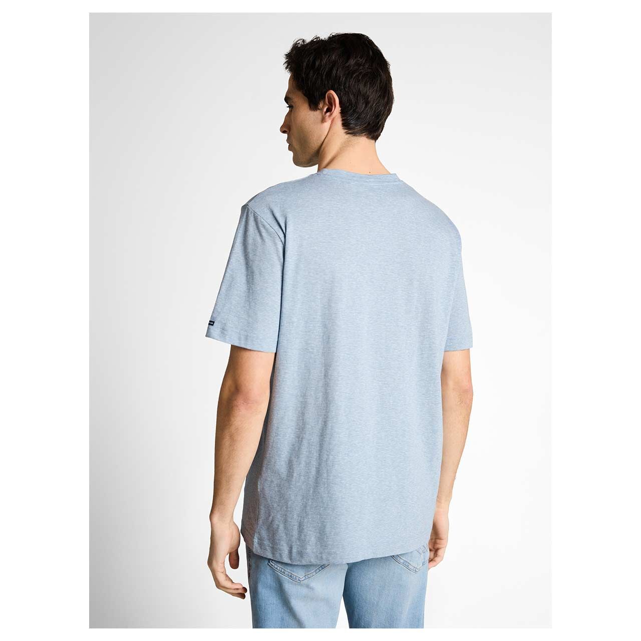 Herren T-Shirt Fine Stripe von Tom Tailor in Hellblau gestreift, Rückansicht mit Model