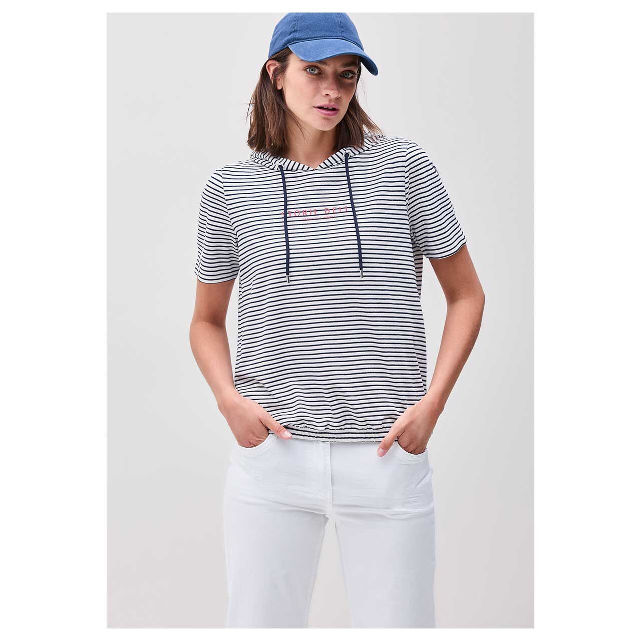 Vorderansicht des getragenen Damen T-Shirt Hoodies von Cecil in Weiß gestreift mit Print